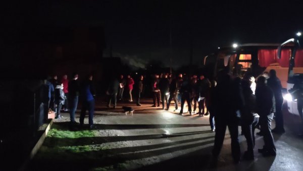 СРБИ СА КИМ ГЛАСАЈУ У ВЕЛИКОМ БРОЈУ: И пешке би дошли због Србије СРБИ СА КИМ ГЛАСАЈУ У ВЕЛИКОМ БРОЈУ: И пешке би дошли због Србије