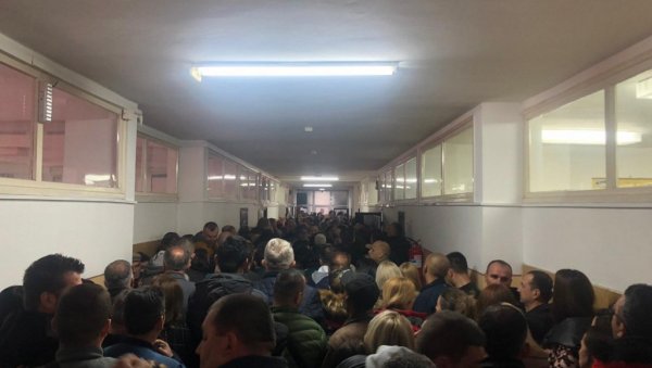 КОЛОНЕ ВОЗИЛА НА ЈАРИЊУ: Велико интересовање Срба са КиМ за гласање КОЛОНЕ ВОЗИЛА НА ЈАРИЊУ: Велико интересовање Срба са КиМ за гласање