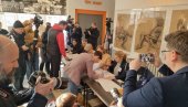GLASALA ANA BRNABIĆ: Premijerka na izborno mesto stigla sa Irenom Vujović (FOTO) GLASALA ANA BRNABIĆ: Premijerka na izborno mesto stigla sa Irenom Vujović (FOTO)
