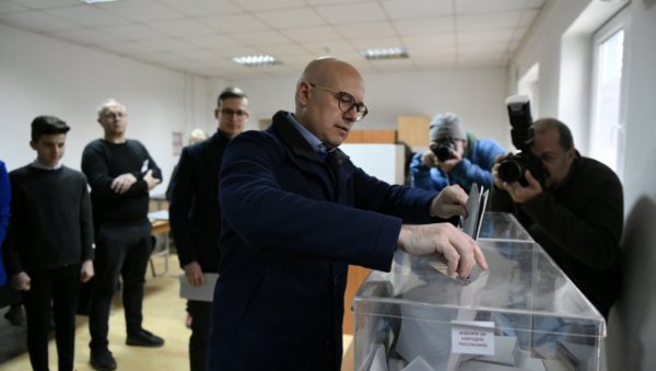 ГЛАСАО МИЛОШ ВУЧЕВИЋ: Градоначелник Новог Сада обавио грађанску дужност (ВИДЕО) ГЛАСАО МИЛОШ ВУЧЕВИЋ: Градоначелник Новог Сада обавио грађанску дужност (ВИДЕО)