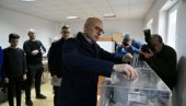 GLASAO MILOŠ VUČEVIĆ: Gradonačelnik Novog Sada obavio građansku dužnost (VIDEO) GLASAO MILOŠ VUČEVIĆ: Gradonačelnik Novog Sada obavio građansku dužnost (VIDEO)