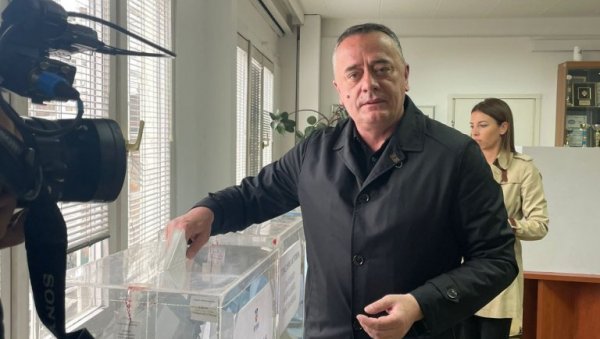 АЛЕКСАНДАР АНТИЋ ГЛАСАО: Потпредседник СПС-а обавио своју грађанску дужност АЛЕКСАНДАР АНТИЋ ГЛАСАО: Потпредседник СПС-а обавио своју грађанску дужност