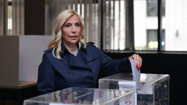 МАЈА ПОПОВИЋ ГЛАСАЛА НА ВРАЧАРУ: Министарка правде обавила своју грађанску дужност МАЈА ПОПОВИЋ ГЛАСАЛА НА ВРАЧАРУ: Министарка правде обавила своју грађанску дужност
