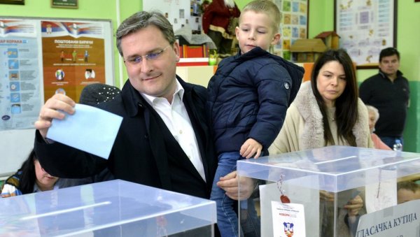 СЕЛАКОВИЋ ГЛАСАО НА ВРАЧАРУ: Министар на бирачко место дошао са супругом и децом СЕЛАКОВИЋ ГЛАСАО НА ВРАЧАРУ: Министар на бирачко место дошао са супругом и децом