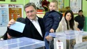 SELAKOVIĆ GLASAO NA VRAČARU: Ministar na biračko mesto došao sa suprugom i decom SELAKOVIĆ GLASAO NA VRAČARU: Ministar na biračko mesto došao sa suprugom i decom