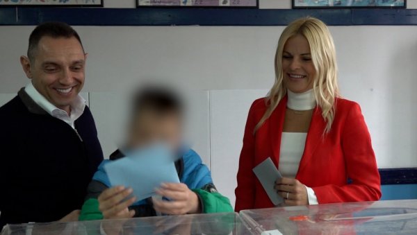 АЛЕКСАНДАР ВУЛИН ГЛАСАО: У пратњи супруге и сина обавио грађанску дужност (ВИДЕО) АЛЕКСАНДАР ВУЛИН ГЛАСАО: У пратњи супруге и сина обавио грађанску дужност (ВИДЕО)