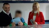 ALEKSANDAR VULIN GLASAO: U pratnji supruge i sina obavio građansku dužnost (VIDEO) ALEKSANDAR VULIN GLASAO: U pratnji supruge i sina obavio građansku dužnost (VIDEO)