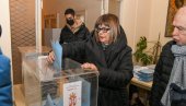 МАЈА ГОЈКОВИЋ ГЛАСАЛА У НОВОМ САДУ: Министарка обавила грађанску дужност МАЈА ГОЈКОВИЋ ГЛАСАЛА У НОВОМ САДУ: Министарка обавила грађанску дужност