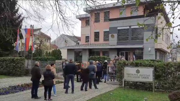 ДОДИК ИЗАШАО НА ИЗБОРЕ: Гласао у Генералном конзулату Србије у Бањалуци ДОДИК ИЗАШАО НА ИЗБОРЕ: Гласао у Генералном конзулату Србије у Бањалуци