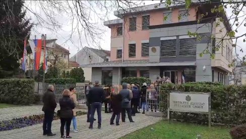 DODIK IZAŠAO NA IZBORE: Glasao u Generalnom konzulatu Srbije u Banjaluci DODIK IZAŠAO NA IZBORE: Glasao u Generalnom konzulatu Srbije u Banjaluci