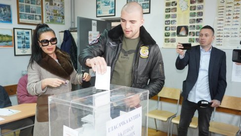 CECA SA VELJKOM IZAŠLA NA GLASANJE: Pevačica ispunila svoju građansku dužnost CECA SA VELJKOM IZAŠLA NA GLASANJE: Pevačica ispunila svoju građansku dužnost