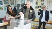 ЦЕЦА СА ВЕЉКОМ ИЗАШЛА НА ГЛАСАЊЕ: Певачица испунила своју грађанску дужност ЦЕЦА СА ВЕЉКОМ ИЗАШЛА НА ГЛАСАЊЕ: Певачица испунила своју грађанску дужност
