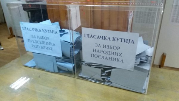 НА ДАНАШЊОЈ СЕДНИЦИ: РИК донео решење о додели мандата народним посланицима НА ДАНАШЊОЈ СЕДНИЦИ: РИК донео решење о додели мандата народним посланицима