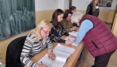 ДО 14 САТИ ИЗЛАЗНОСТ 50 ОДСТО! Држављани Републике Србије гласали и у Беранама (ФОТО) ДО 14 САТИ ИЗЛАЗНОСТ 50 ОДСТО! Држављани Републике Србије гласали и у Беранама (ФОТО)