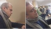 СЕРГЕЈ ТРИФУНОВИЋ СЕ СНИМАО НА БИРАЧКОМ МЕСТУ: Отворено крши закон (ВИДЕО) СЕРГЕЈ ТРИФУНОВИЋ СЕ СНИМАО НА БИРАЧКОМ МЕСТУ: Отворено крши закон (ВИДЕО)