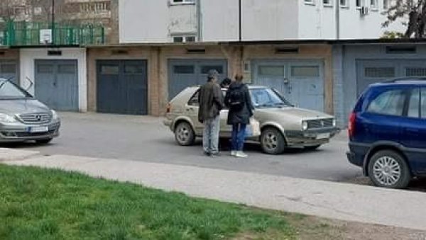 УСЛИКАНИ НА ДЕЛУ: Председница Ђиласове странке Ирена Живковић у Бору купује гласове (ФОТО) УСЛИКАНИ НА ДЕЛУ: Председница Ђиласове странке Ирена Живковић у Бору купује гласове (ФОТО)