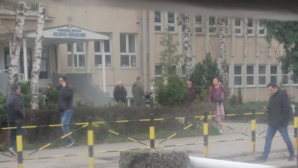 ОВАКО СЕ ПОШТУЈУ ИЗБОРНА ПРАВИЛА: Екипа странке Слободе и правде бацала пропагандни материјал код биралишта (ФОТО/ВИДЕО) ОВАКО СЕ ПОШТУЈУ ИЗБОРНА ПРАВИЛА: Екипа странке Слободе и правде бацала пропагандни материјал код биралишта (ФОТО/ВИДЕО)