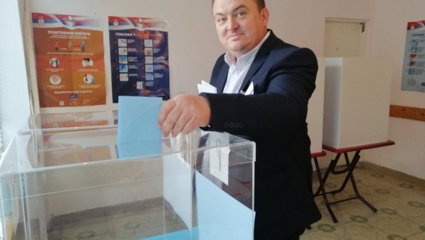 СРБИ ГЛАСАЛИ У СУТОМОРУ: Око 80 % уписаних бирача изашло на бирачка места до 17 часова СРБИ ГЛАСАЛИ У СУТОМОРУ: Око 80 % уписаних бирача изашло на бирачка места до 17 часова