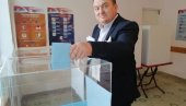 СРБИ ГЛАСАЛИ У СУТОМОРУ: Око 80 % уписаних бирача изашло на бирачка места до 17 часова СРБИ ГЛАСАЛИ У СУТОМОРУ: Око 80 % уписаних бирача изашло на бирачка места до 17 часова