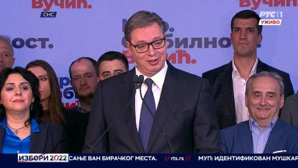 ВУЧИЋУ НА ПОКЛОН - ФРИЖИДЕР: Председник дошао да прогласи победу, дочекало га несвакидашње изненађење! (ФОТО) ВУЧИЋУ НА ПОКЛОН - ФРИЖИДЕР: Председник дошао да прогласи победу, дочекало га несвакидашње изненађење! (ФОТО)