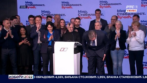 ХВАЛА ВАМ! Вучић се поклонио грађанима ХВАЛА ВАМ! Вучић се поклонио грађанима