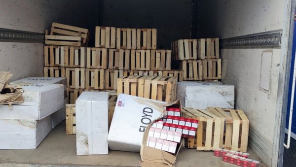 МУП ЗАПЛЕНИО 5.000 ПАКЛИЦА ЦИГАРА: Полиција на паркингу у Београду затекла мушкарца који је држао бокс цигарета, а онда су завирили у камион МУП ЗАПЛЕНИО 5.000 ПАКЛИЦА ЦИГАРА: Полиција на паркингу у Београду затекла мушкарца који је држао бокс цигарета, а онда су завирили у камион