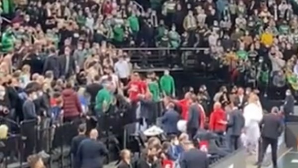 ИСПЛИВАО СНИМАК ИЗ ЛИТВАНИЈЕ: Погледајте како су навијачи Звезде избачени из дворане у Каунасу (ВИДЕО) ИСПЛИВАО СНИМАК ИЗ ЛИТВАНИЈЕ: Погледајте како су навијачи Звезде избачени из дворане у Каунасу (ВИДЕО)