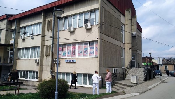 ДЕСЕТОРО ПОЗИТИВНИХ ЗА ПЕТ ДАНА: Ковид још тиња у Параћину ДЕСЕТОРО ПОЗИТИВНИХ ЗА ПЕТ ДАНА: Ковид још тиња у Параћину
