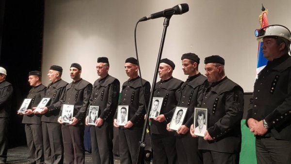 ВАША РУДАРСКА ЗВЕЗДА УВЕК ЋЕ СИЈАТИ: Сузе и јецаји на комеморацији стадалима у руднику „Соко“ - Сменовођо, одведи камарате у царство небеско ВАША РУДАРСКА ЗВЕЗДА УВЕК ЋЕ СИЈАТИ: Сузе и јецаји на комеморацији стадалима у руднику „Соко“ - Сменовођо, одведи камарате у царство небеско