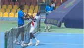 SKANDAL KAKAV TENIS NE PAMTI: Izgubio, pa ošamario rivala na mreži, a onda je nastao haos (VIDEO)