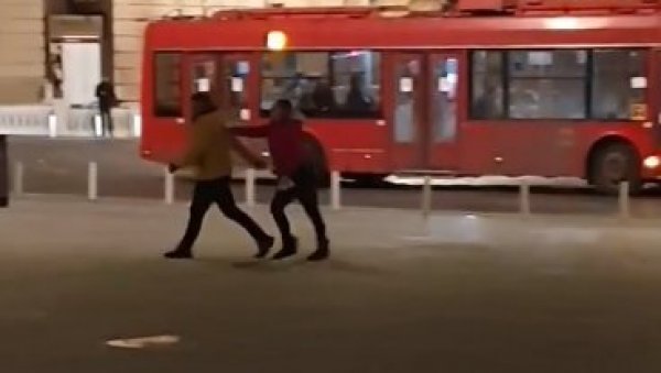 ЈЕЗИВ СНИМАК ИЗ ЦЕНТРА БЕОГРАДА: Након свађе са девојком пао под тролејбус (ВИДЕО) ЈЕЗИВ СНИМАК ИЗ ЦЕНТРА БЕОГРАДА: Након свађе са девојком пао под тролејбус (ВИДЕО)
