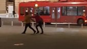 ЈЕЗИВ СНИМАК ИЗ ЦЕНТРА БЕОГРАДА: Након свађе са девојком пао под тролејбус (ВИДЕО) ЈЕЗИВ СНИМАК ИЗ ЦЕНТРА БЕОГРАДА: Након свађе са девојком пао под тролејбус (ВИДЕО)