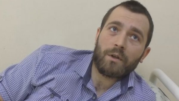 УКРАЈИНСКИ НАЦИОНАЛИСТА РАЊЕН ПА ОСТАВЉЕН ОД СВОЈИХ: После заробљавања изненађен хуманим опхођењем милиције ДНР УКРАЈИНСКИ НАЦИОНАЛИСТА РАЊЕН ПА ОСТАВЉЕН ОД СВОЈИХ: После заробљавања изненађен хуманим опхођењем милиције ДНР