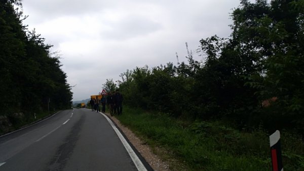 ЧАМЦЕМ ПРЕВОЗИЛИ МИГРАНТЕ: Спречено кријумчарење на Дрини ЧАМЦЕМ ПРЕВОЗИЛИ МИГРАНТЕ: Спречено кријумчарење на Дрини