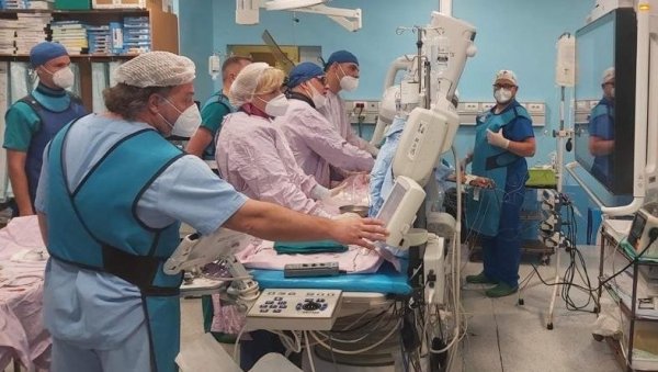НОВИ ИСКОРАК ЛЕКАРА ДЕДИЊА: Први у Србији уградили портико залистак НОВИ ИСКОРАК ЛЕКАРА ДЕДИЊА: Први у Србији уградили портико залистак