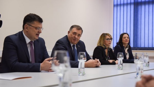 ГРАДИ СЕ СРПСКА КУЋА У МОСТАРУ: Састанак српског члана пбих Додика и премијерке Србије Ане Брнабић у граду на Неретви ГРАДИ СЕ СРПСКА КУЋА У МОСТАРУ: Састанак српског члана пбих Додика и премијерке Србије Ане Брнабић у граду на Неретви