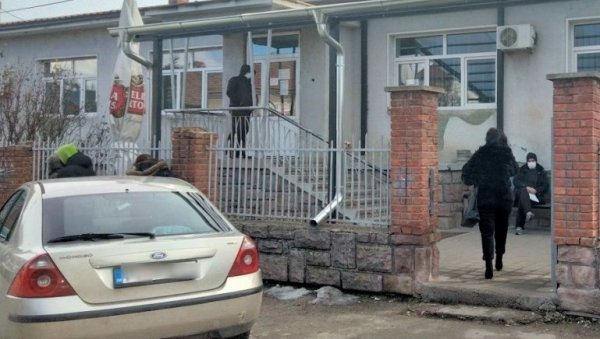 ДУПЛИРАН БРОЈ НОВОЗАРАЖЕНИХ: У Пиротском округу вирус корона потврђен код 398 грађана ДУПЛИРАН БРОЈ НОВОЗАРАЖЕНИХ: У Пиротском округу вирус корона потврђен код 398 грађана