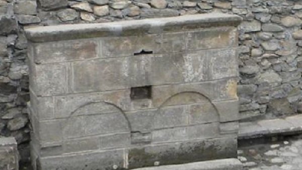 ВОДА НЕИСПРАВНА НА ОСАМ ЈАВНИХ ЧЕСАМА: Санитарна инспекција у Крушевцу забранила дистрибуцију воде за пиће ВОДА НЕИСПРАВНА НА ОСАМ ЈАВНИХ ЧЕСАМА: Санитарна инспекција у Крушевцу забранила дистрибуцију воде за пиће