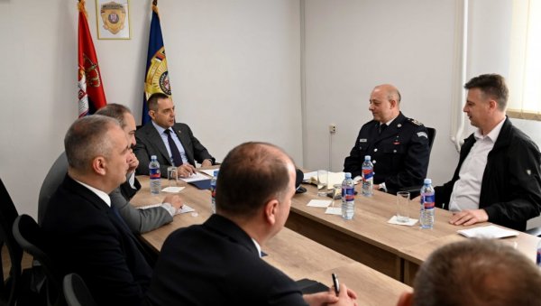 ВУЛИН ОБИШАО ПУ ПИРОТ: Држава интензивно јача капацитете полиције, али и улаже у обуку кадрова (ФОТО) ВУЛИН ОБИШАО ПУ ПИРОТ: Држава интензивно јача капацитете полиције, али и улаже у обуку кадрова (ФОТО)