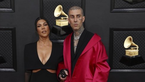 RASKOŠ U ITALIJI: Kortni Kardašijan i Travis Barker venčali se treći put (FOTO) RASKOŠ U ITALIJI: Kortni Kardašijan i Travis Barker venčali se treći put (FOTO)
