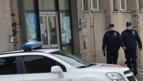 НАПАДАЛИ ЖЕНЕ И ПРОВАЉИВАЛИ У ПРОДАВНИЦЕ: Полиција ухапсила двојицу осумњичених за три тешке крађе у Крушевцу НАПАДАЛИ ЖЕНЕ И ПРОВАЉИВАЛИ У ПРОДАВНИЦЕ: Полиција ухапсила двојицу осумњичених за три тешке крађе у Крушевцу