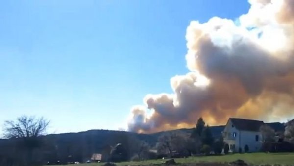 ПОЖАР КОД КРАЉЕВА: Гори шума, јак ветар разбуктава пламен (ВИДЕО) ПОЖАР КОД КРАЉЕВА: Гори шума, јак ветар разбуктава пламен (ВИДЕО)