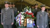 SVOJ ŽIVOT JE DAO ZA OČUVANJE MIRA: Sahranjen potpukovnik Dejan Stanojević u svom rodnom selu Zagužanje