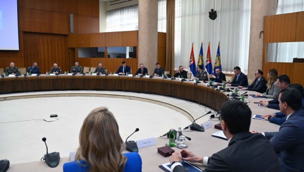 МИНИСТАР ВУЛИН: Држава на челу са Вучићем наставиће да јача и развија безбедносни сектор МИНИСТАР ВУЛИН: Држава на челу са Вучићем наставиће да јача и развија безбедносни сектор
