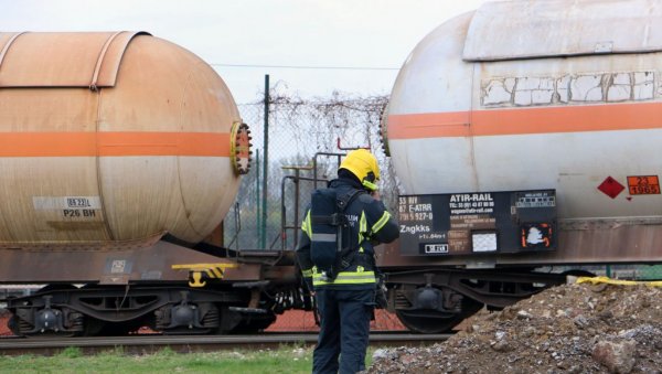 НЕМА ОПАСНОСТИ: У Смедереву исклизнула из шина композиција са нафтним гасом (ФОТО) НЕМА ОПАСНОСТИ: У Смедереву исклизнула из шина композиција са нафтним гасом (ФОТО)