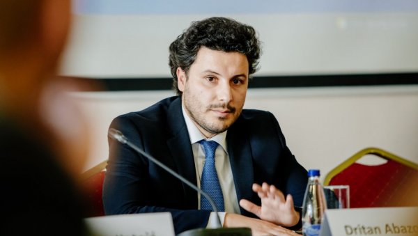 НОВА РАДНА МЕСТА, 13. ПЕНЗИЈА, РАСТ ПЛАТА: Премијер Дритан Абазовић похвалио се резултатима рада 43. Владе Црне Горе НОВА РАДНА МЕСТА, 13. ПЕНЗИЈА, РАСТ ПЛАТА: Премијер Дритан Абазовић похвалио се резултатима рада 43. Владе Црне Горе