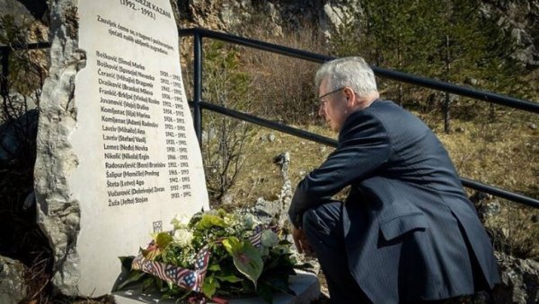 НЕПОТПУН БЕЗ ИМЕНА СВИХ ЖРТАВА: Амбасадор САД у БиХ код споменика на Казанима НЕПОТПУН БЕЗ ИМЕНА СВИХ ЖРТАВА: Амбасадор САД у БиХ код споменика на Казанима