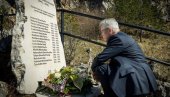 НЕПОТПУН БЕЗ ИМЕНА СВИХ ЖРТАВА: Амбасадор САД у БиХ код споменика на Казанима НЕПОТПУН БЕЗ ИМЕНА СВИХ ЖРТАВА: Амбасадор САД у БиХ код споменика на Казанима