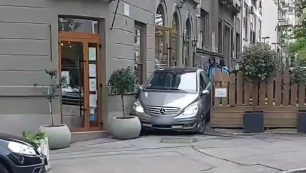 НЕВЕРОВАТАН СНИМАК ИЗ БЕОГРАДА: Људи не верују шта је овај возач урадио (ВИДЕО) НЕВЕРОВАТАН СНИМАК ИЗ БЕОГРАДА: Људи не верују шта је овај возач урадио (ВИДЕО)