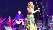МАМА, ОВО ЈЕ ЗА ТЕБЕ: Ћерка Мериме Његомир запевала Иванова корита и растужила све (ВИДЕО)